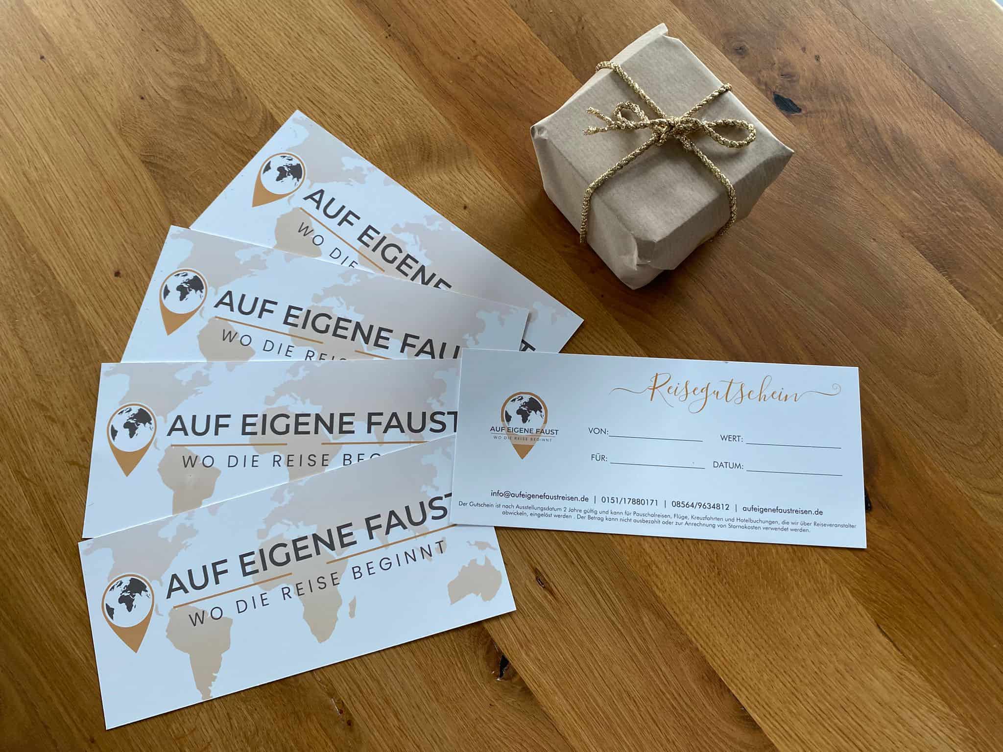 Gutscheine und ein Geschenk